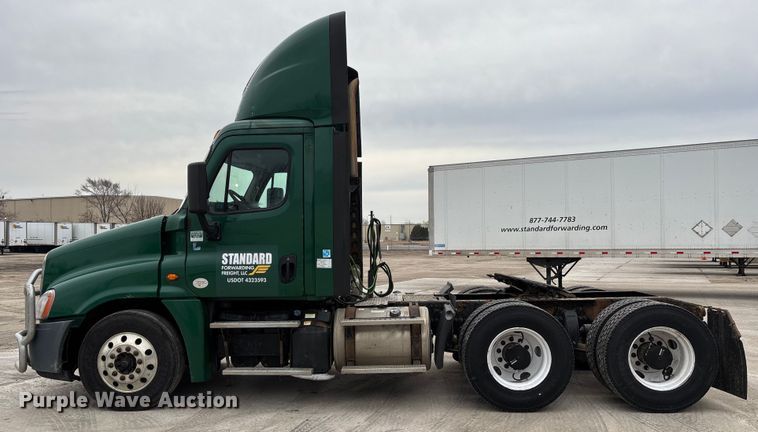 image for item FG1028 2017 Freightliner Cascadia 125 semi truck