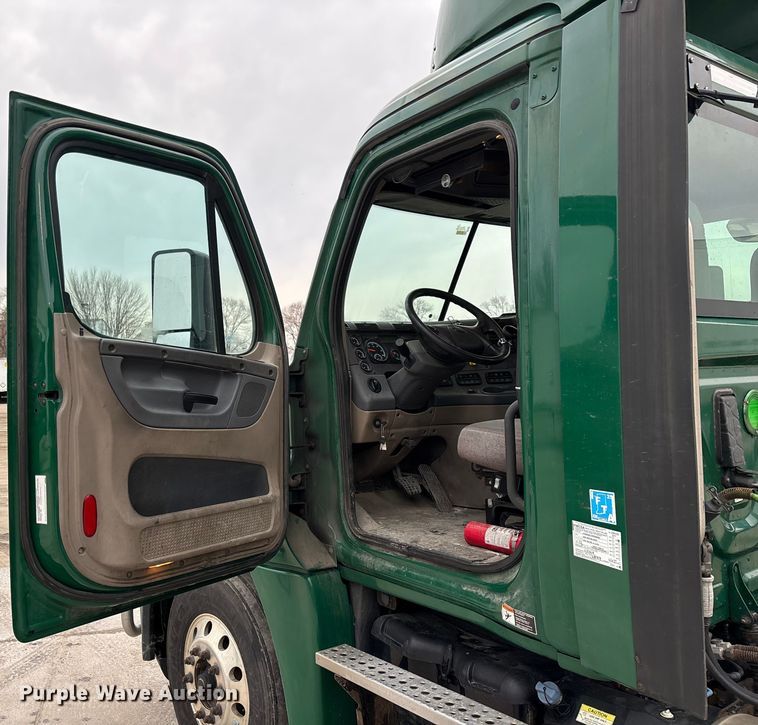 image for item FG1028 2017 Freightliner Cascadia 125 semi truck