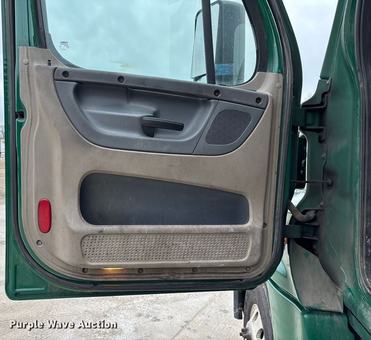 image for item FG1028 2017 Freightliner Cascadia 125 semi truck