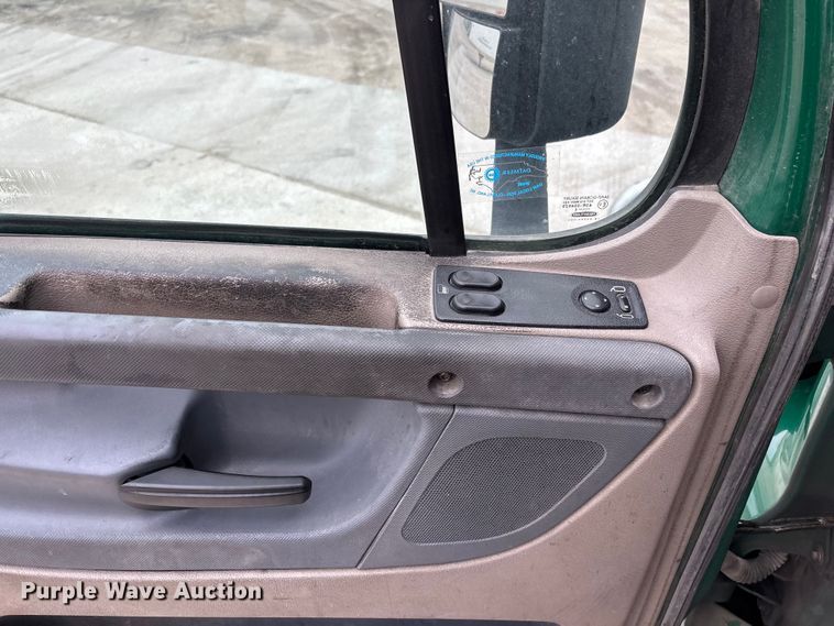 image for item FG1028 2017 Freightliner Cascadia 125 semi truck