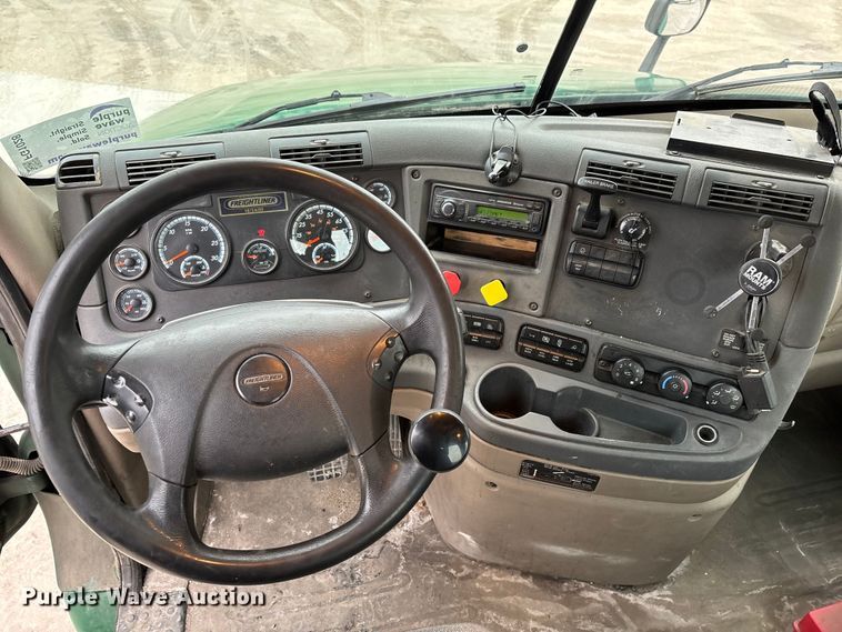 image for item FG1028 2017 Freightliner Cascadia 125 semi truck
