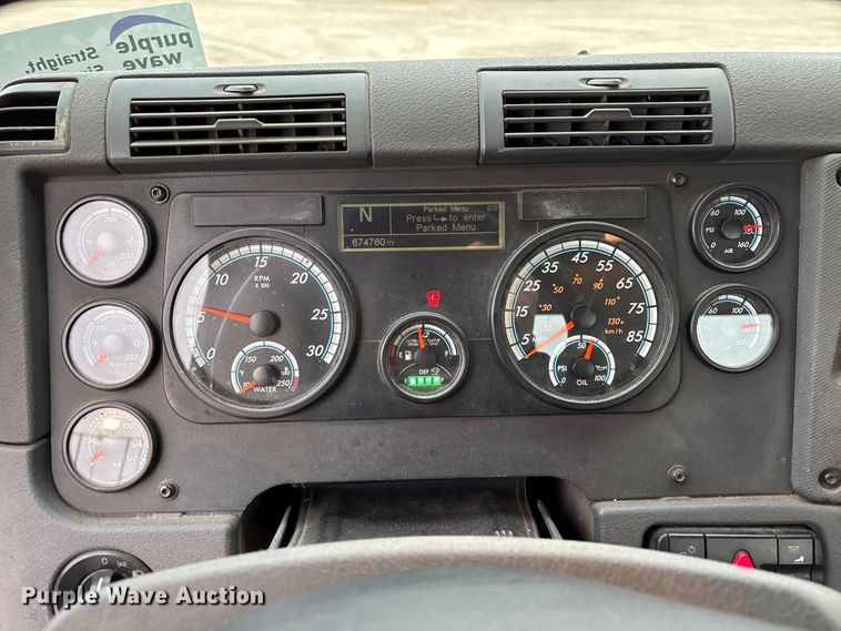 image for item FG1028 2017 Freightliner Cascadia 125 semi truck