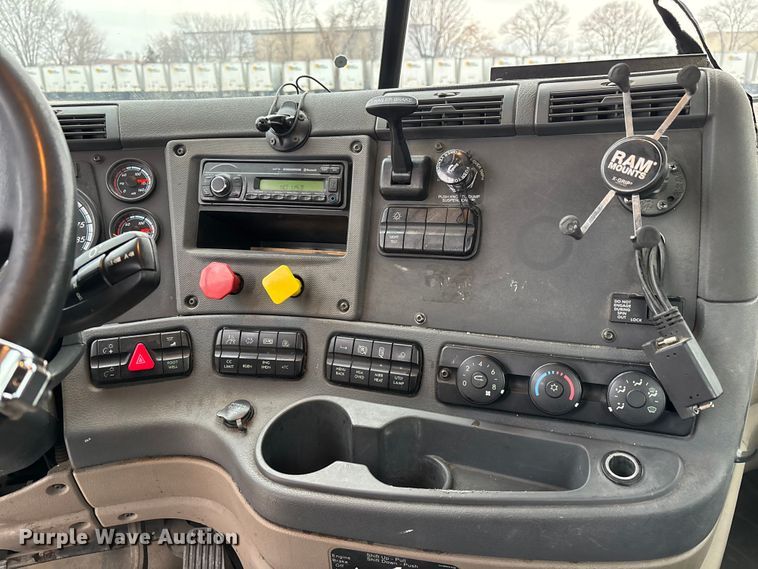 image for item FG1028 2017 Freightliner Cascadia 125 semi truck