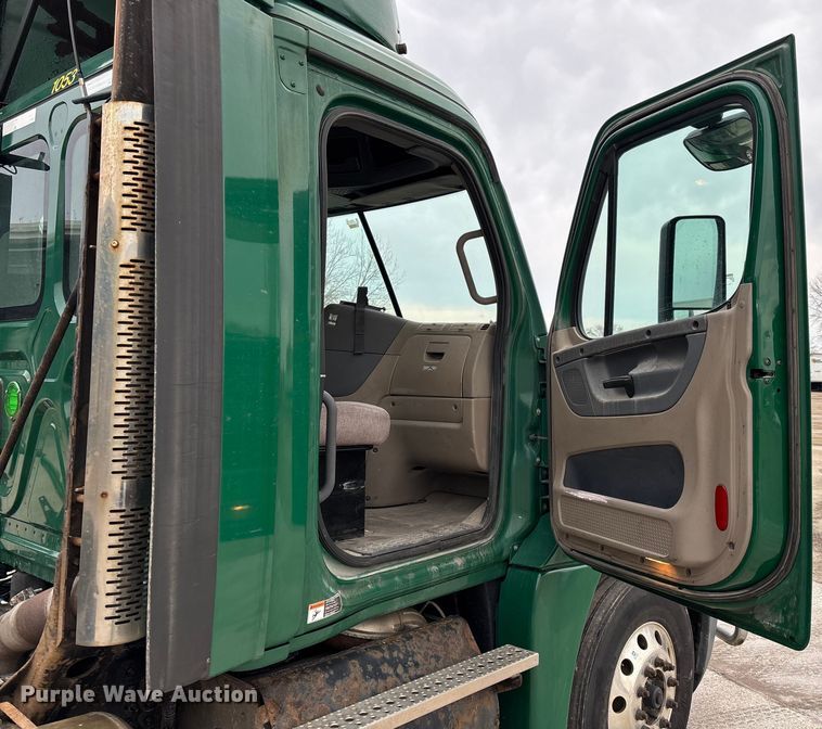 image for item FG1028 2017 Freightliner Cascadia 125 semi truck