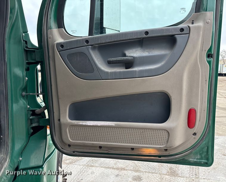 image for item FG1028 2017 Freightliner Cascadia 125 semi truck