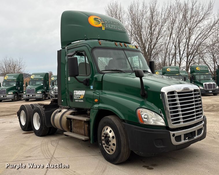 image for item FG1029 2017 Freightliner Cascadia 125 semi truck