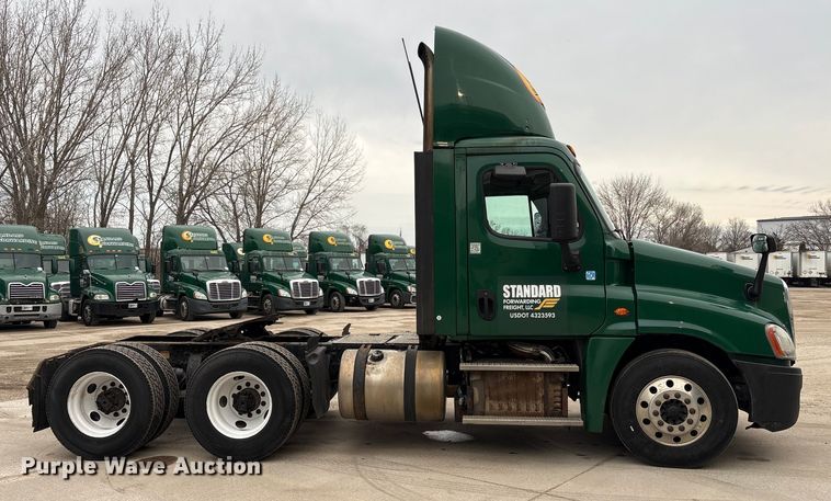 image for item FG1029 2017 Freightliner Cascadia 125 semi truck