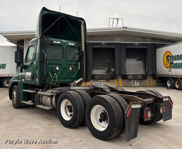 image for item FG1029 2017 Freightliner Cascadia 125 semi truck