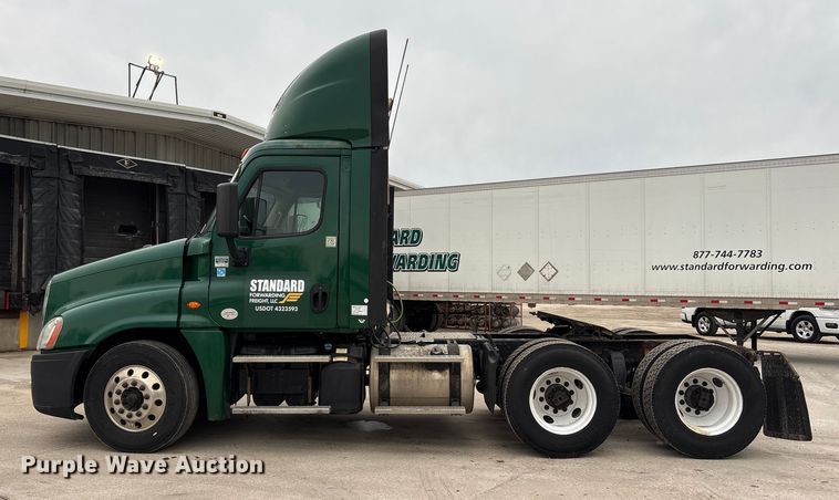 image for item FG1029 2017 Freightliner Cascadia 125 semi truck