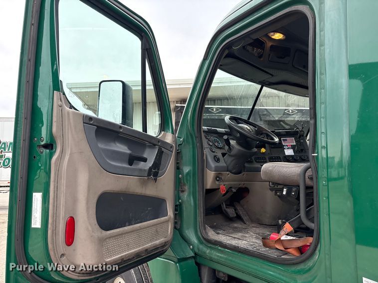 image for item FG1029 2017 Freightliner Cascadia 125 semi truck