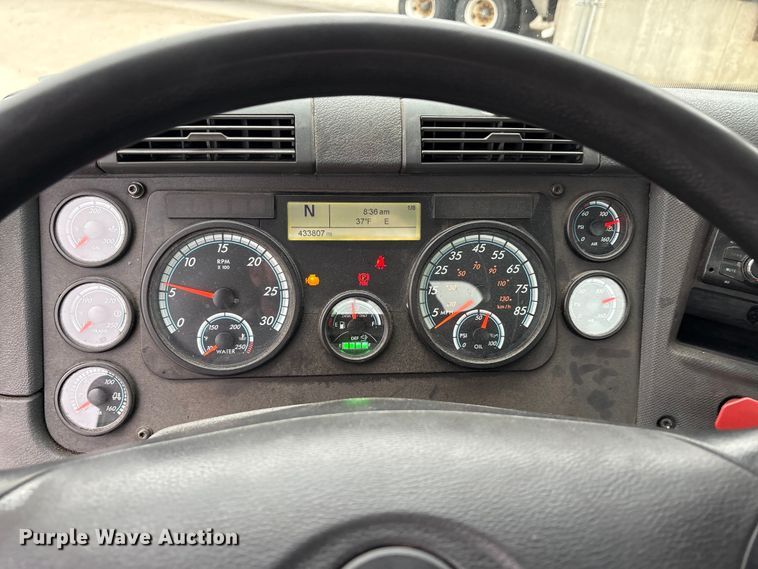 image for item FG1029 2017 Freightliner Cascadia 125 semi truck