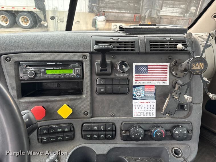 image for item FG1029 2017 Freightliner Cascadia 125 semi truck