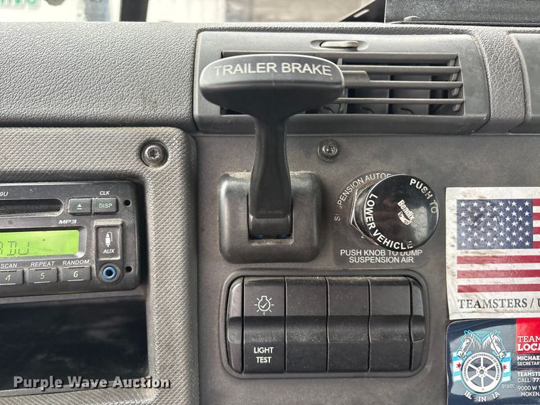 image for item FG1029 2017 Freightliner Cascadia 125 semi truck