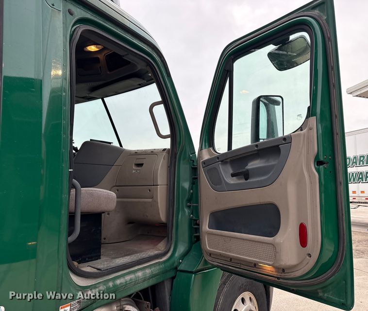 image for item FG1029 2017 Freightliner Cascadia 125 semi truck