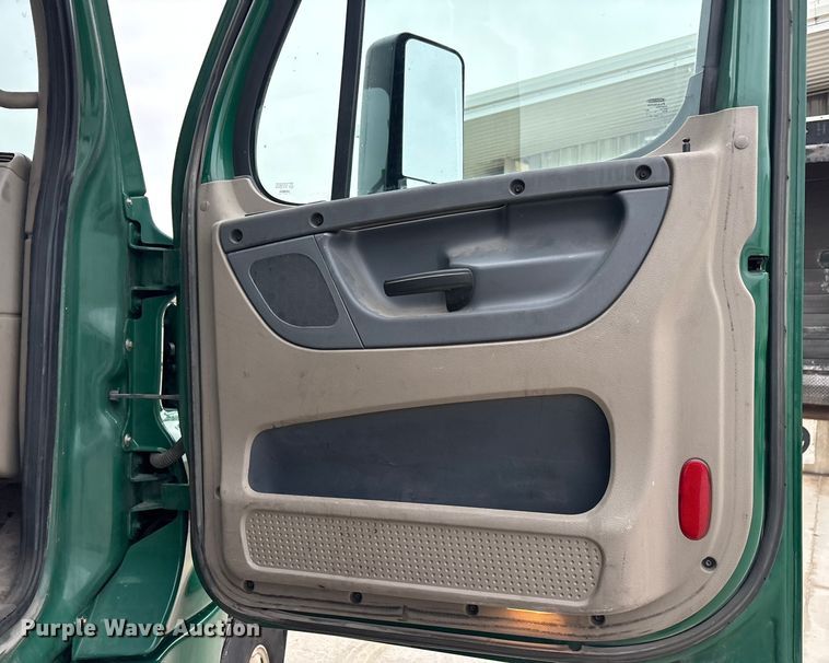 image for item FG1029 2017 Freightliner Cascadia 125 semi truck