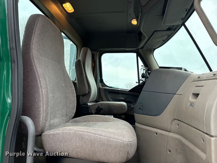 image for item FG1029 2017 Freightliner Cascadia 125 semi truck