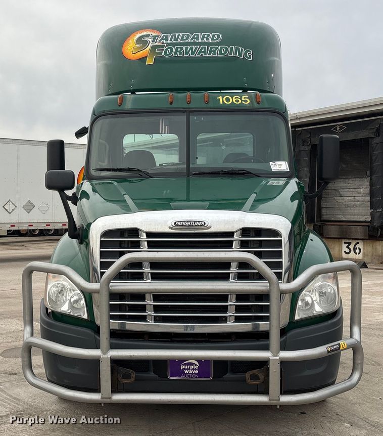 image for item FG1030 2017 Freightliner Cascadia 125 semi truck