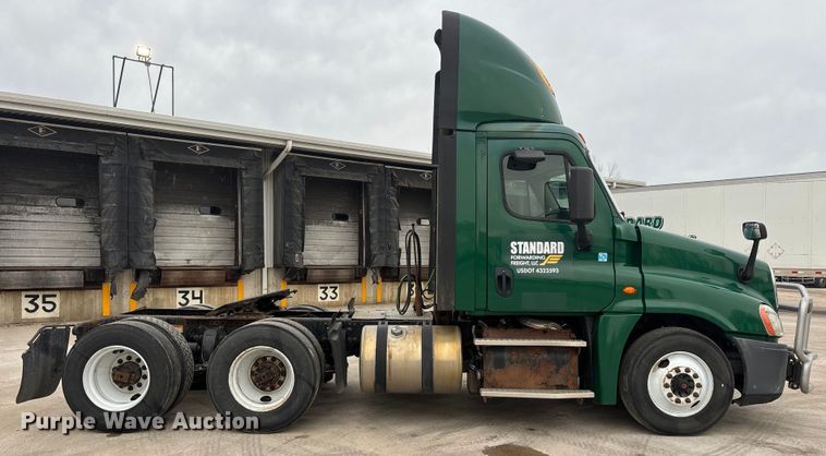 image for item FG1030 2017 Freightliner Cascadia 125 semi truck