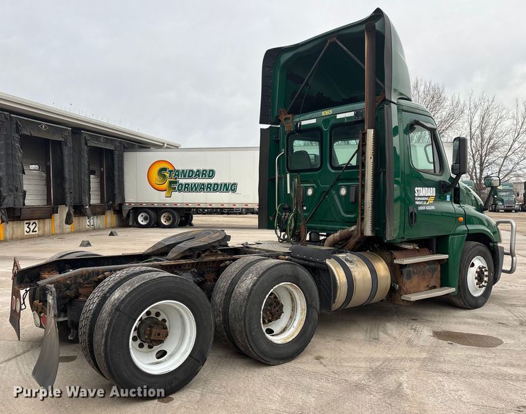 image for item FG1030 2017 Freightliner Cascadia 125 semi truck