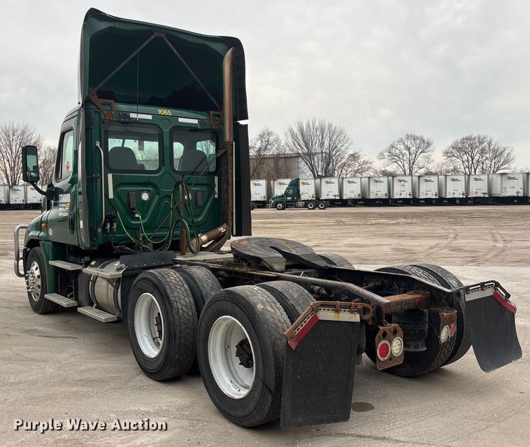 image for item FG1030 2017 Freightliner Cascadia 125 semi truck