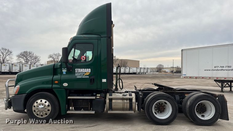 image for item FG1030 2017 Freightliner Cascadia 125 semi truck