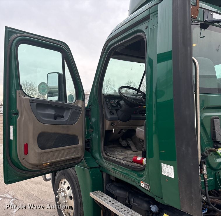 image for item FG1030 2017 Freightliner Cascadia 125 semi truck