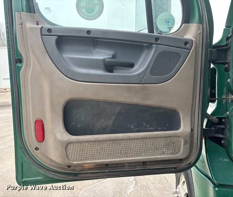 image for item FG1030 2017 Freightliner Cascadia 125 semi truck