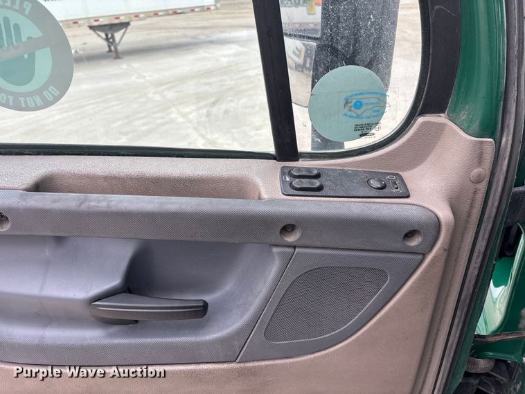 image for item FG1030 2017 Freightliner Cascadia 125 semi truck