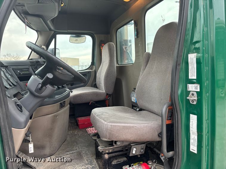 image for item FG1030 2017 Freightliner Cascadia 125 semi truck