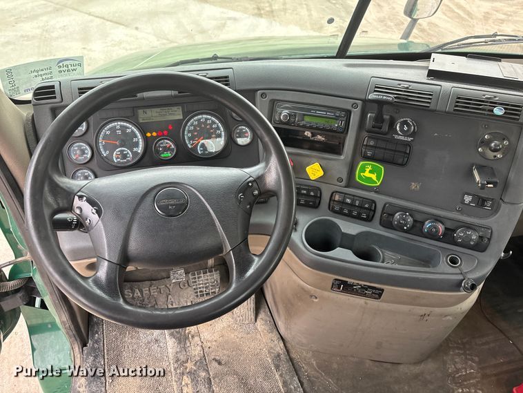 image for item FG1030 2017 Freightliner Cascadia 125 semi truck
