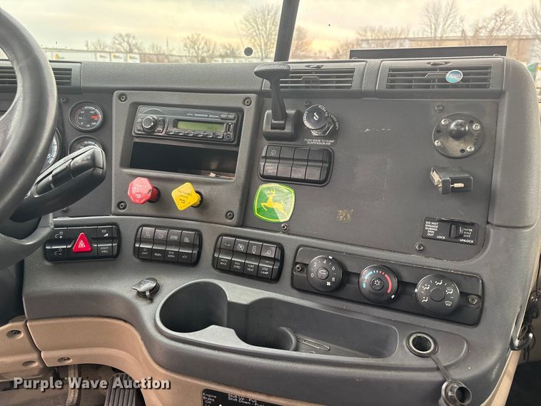 image for item FG1030 2017 Freightliner Cascadia 125 semi truck