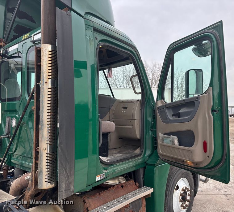 image for item FG1030 2017 Freightliner Cascadia 125 semi truck