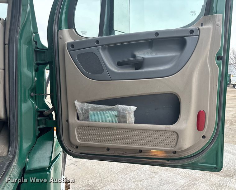 image for item FG1030 2017 Freightliner Cascadia 125 semi truck