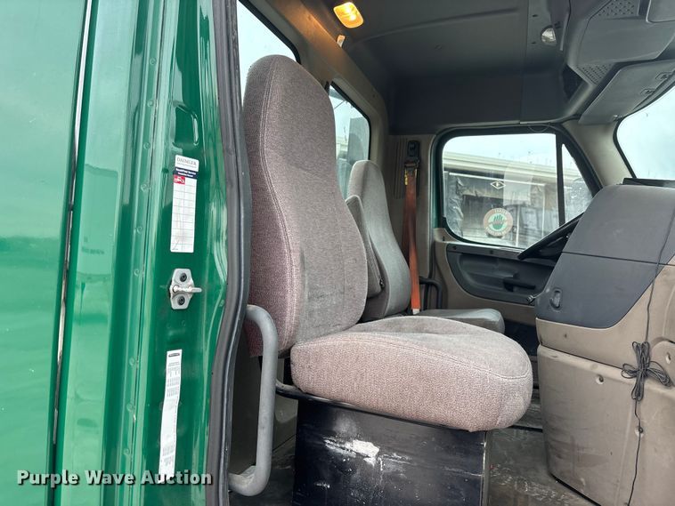 image for item FG1030 2017 Freightliner Cascadia 125 semi truck