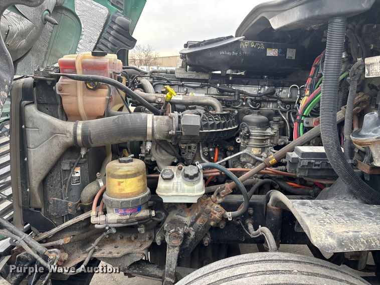 image for item FG1030 2017 Freightliner Cascadia 125 semi truck