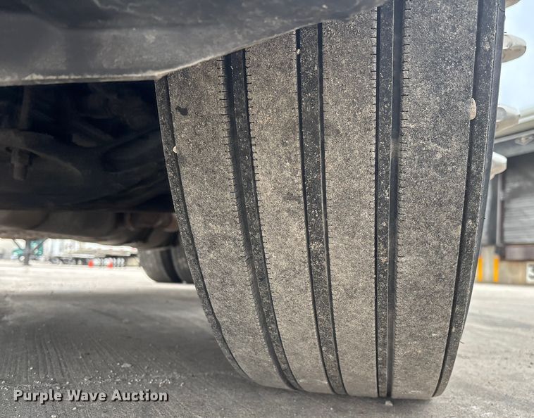 image for item FG1030 2017 Freightliner Cascadia 125 semi truck