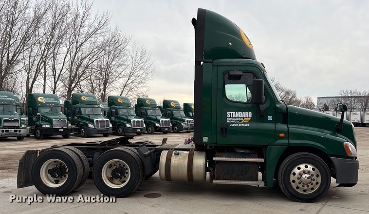 image for item FG1031 2017 Freightliner Cascadia 125 semi truck