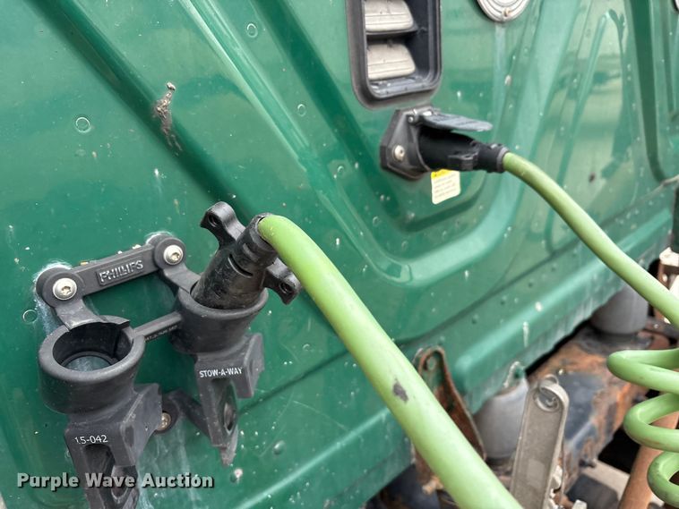 image for item FG1031 2017 Freightliner Cascadia 125 semi truck