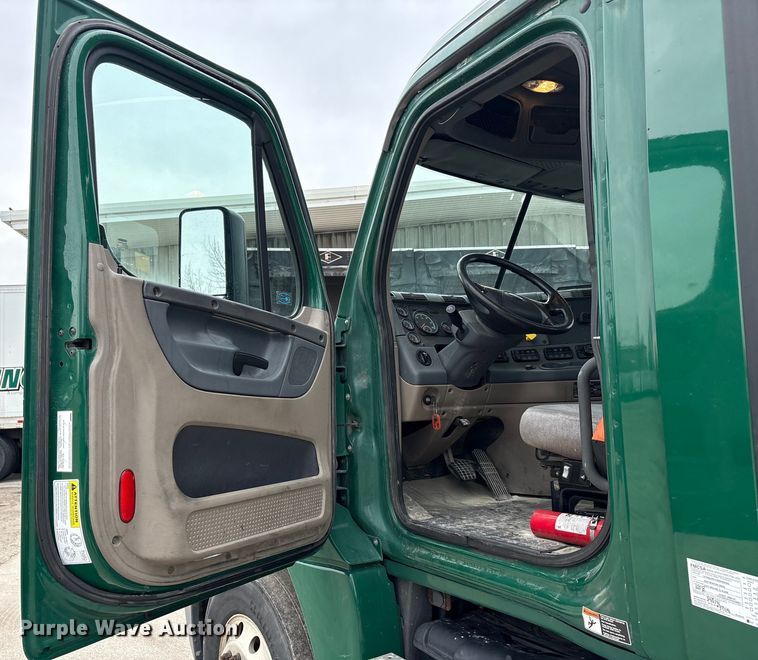 image for item FG1031 2017 Freightliner Cascadia 125 semi truck