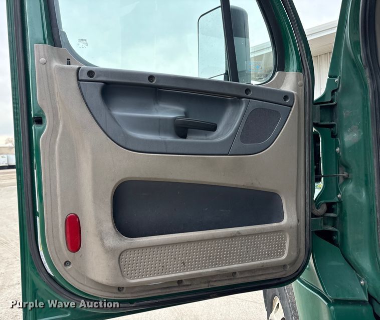 image for item FG1031 2017 Freightliner Cascadia 125 semi truck