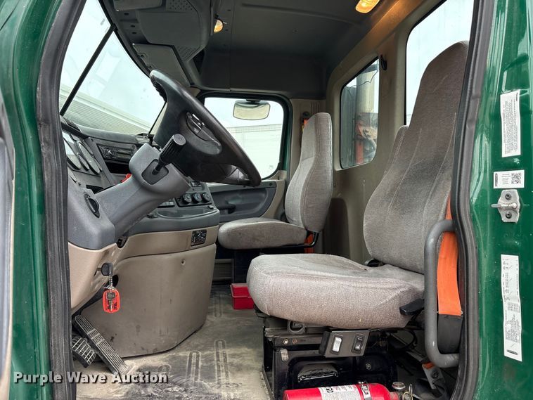 image for item FG1031 2017 Freightliner Cascadia 125 semi truck