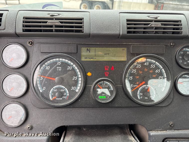 image for item FG1031 2017 Freightliner Cascadia 125 semi truck