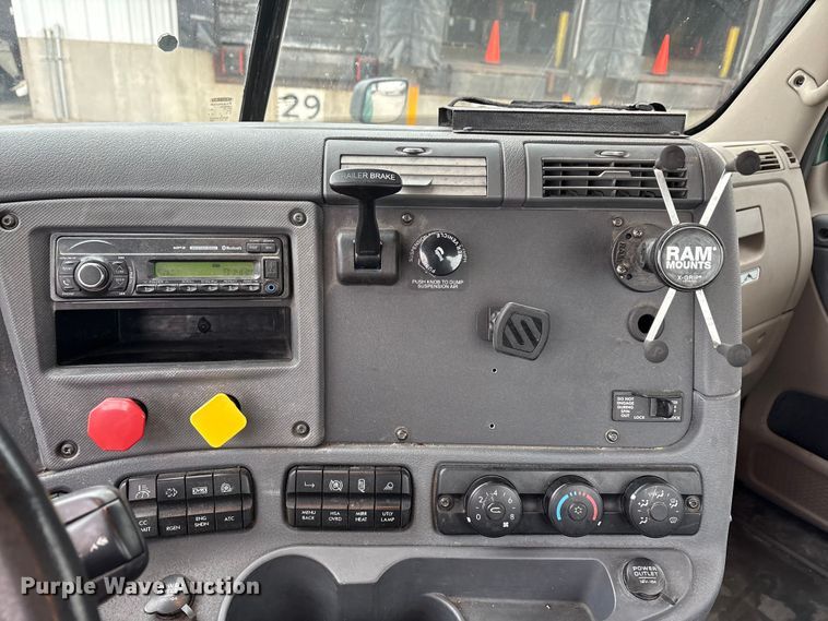 image for item FG1031 2017 Freightliner Cascadia 125 semi truck