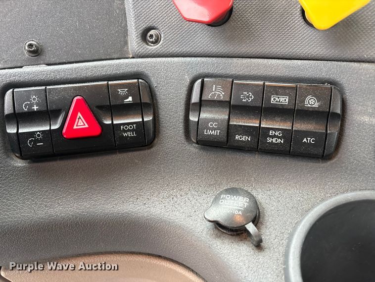 image for item FG1031 2017 Freightliner Cascadia 125 semi truck