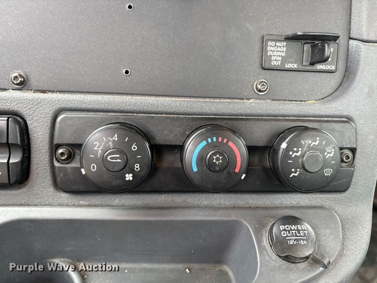 image for item FG1031 2017 Freightliner Cascadia 125 semi truck