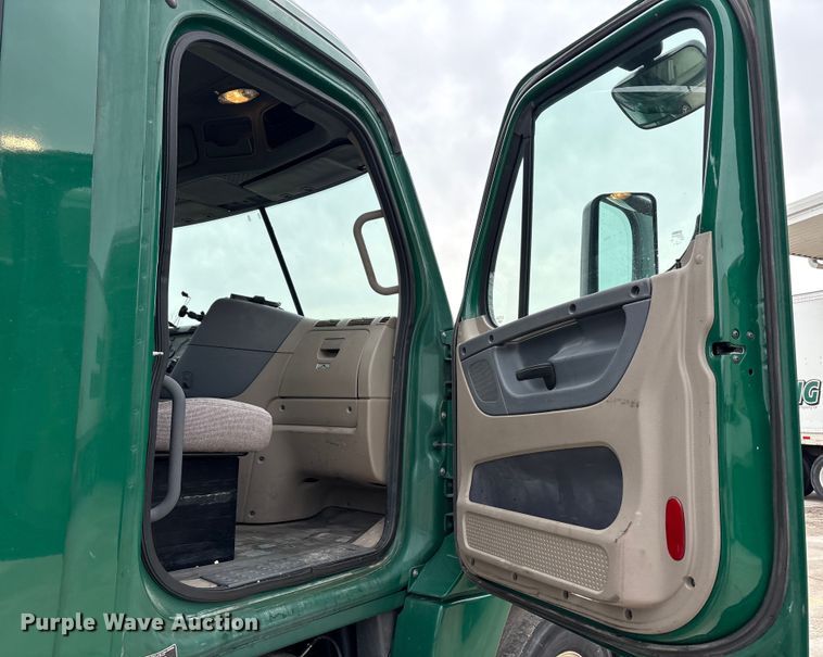 image for item FG1031 2017 Freightliner Cascadia 125 semi truck