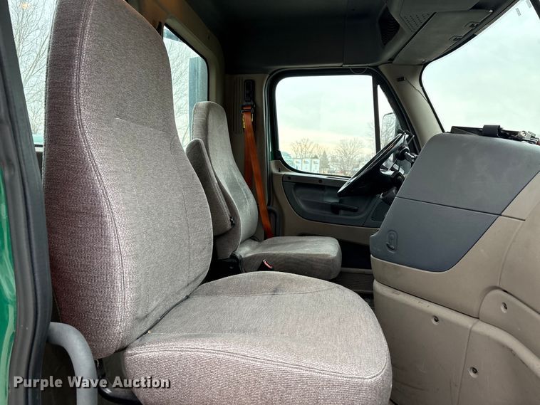 image for item FG1031 2017 Freightliner Cascadia 125 semi truck