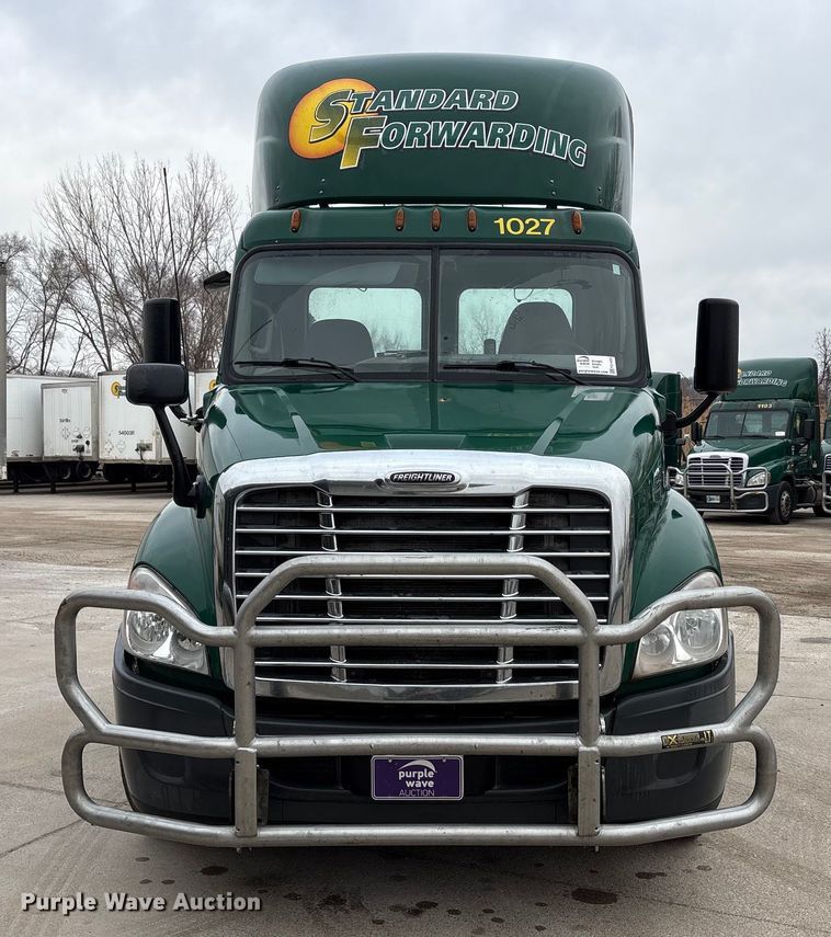 image for item FG1032 2017 Freightliner Cascadia 125 semi truck