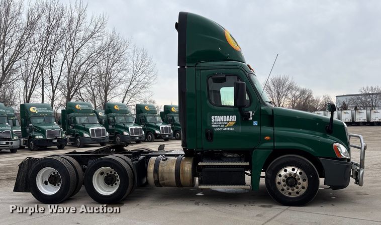 image for item FG1032 2017 Freightliner Cascadia 125 semi truck