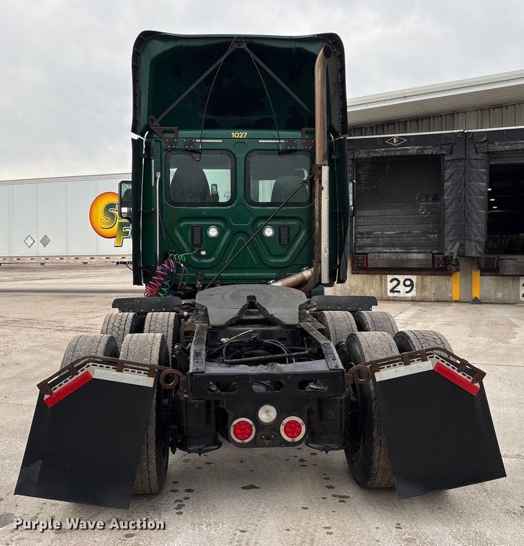 image for item FG1032 2017 Freightliner Cascadia 125 semi truck